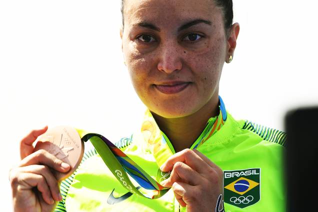 Poliana Okimoto, nadadora brasileira, comemora medalha de bronze na maratona aquática, em Copacabana, Rio de Janeiro
