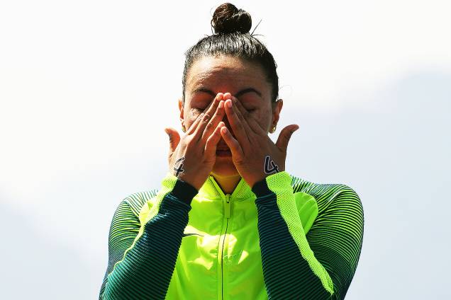 Poliana Okimoto, nadadora brasileira, se emociona ao conquistar medalha de bronze na maratona aquática, em Copacabana, Rio de Janeiro