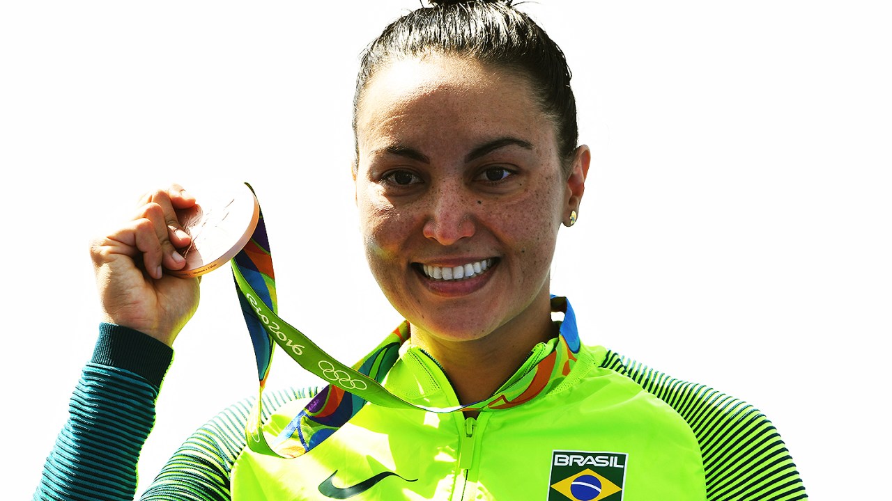 A brasileira Poliana Okimoto ganha medalha de bronze na maratona aquática - 15/08/2016