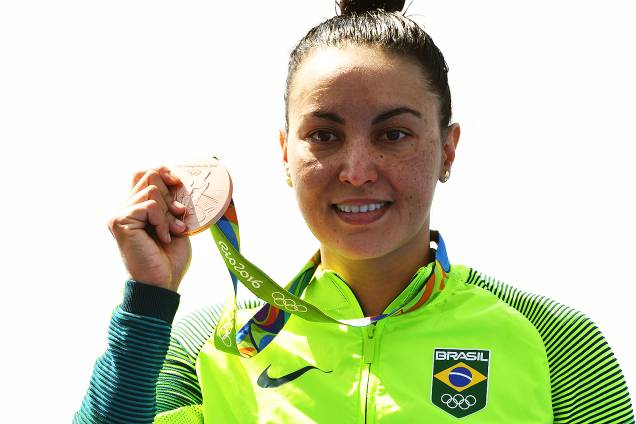 Poliana Okimoto, nadadora brasileira, comemora medalha de bronze na maratona aquática, em Copacabana, Rio de Janeiro