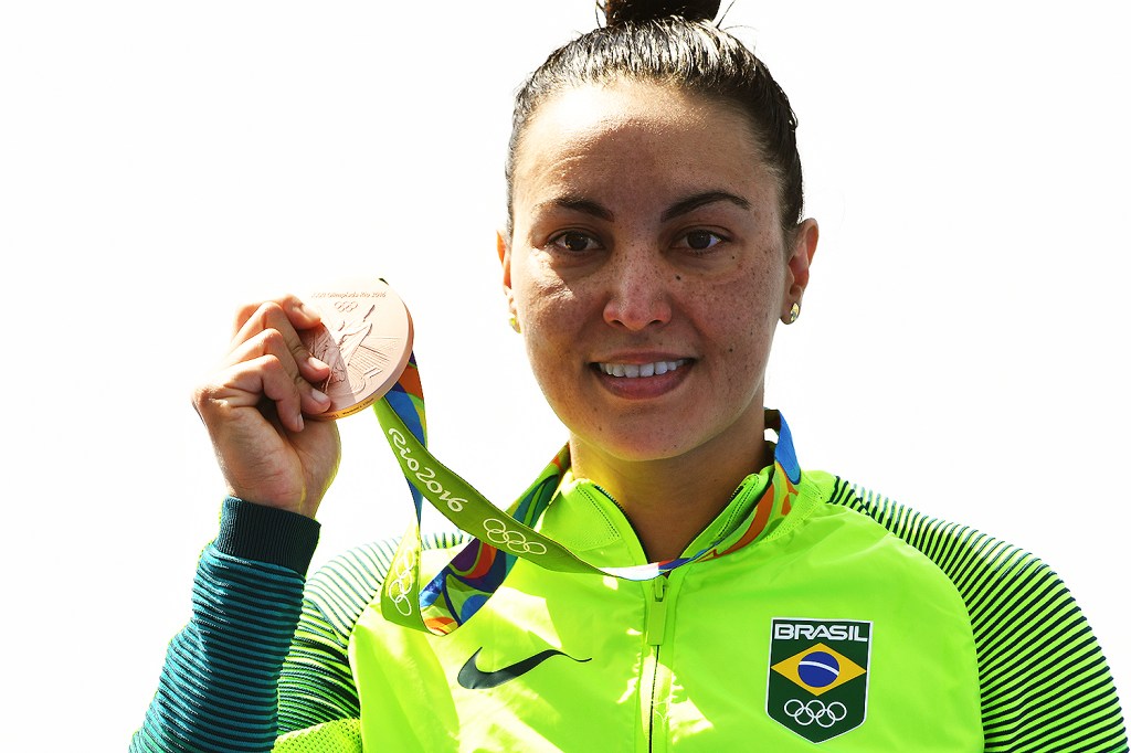 Paula Okimoto, nadadora brasileira, comemora medalha de bronze na maratona aquática, em Copacabana, Rio de Janeiro