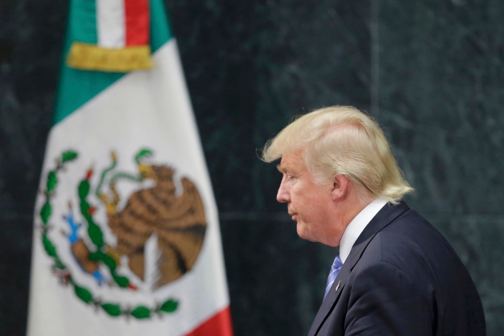 Candidato a presidência Donald Trump participa de coletiva de impresa no México