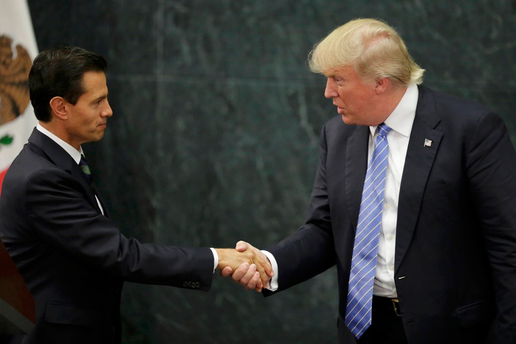 Candidato pelo partido republicano à presidência dos Estados Unidos, Donald Trump, cumprimenta presidente mexicano Enrique Pena Nieto, durante visita ao país