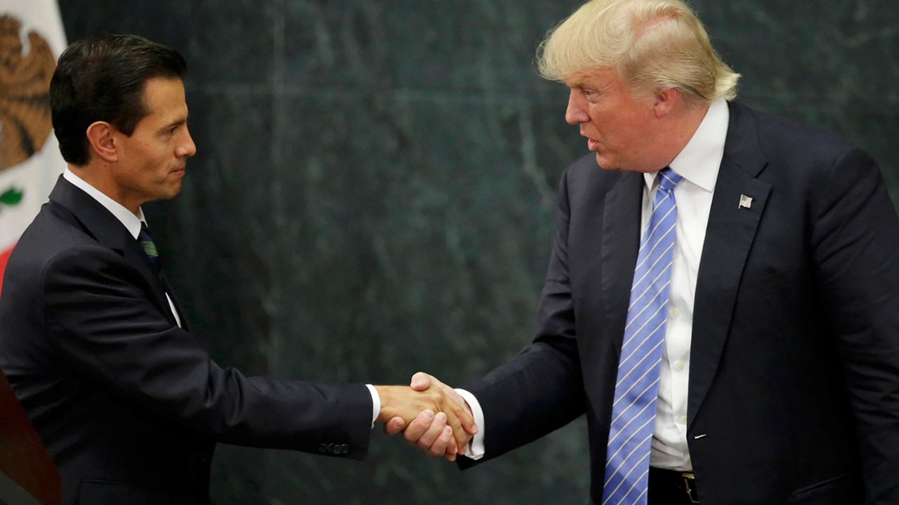 Candidato pelo partido republicano à presidência dos Estados Unidos, Donald Trump, cumprimenta presidente mexicano Enrique Pena Nieto, durante visita ao país
