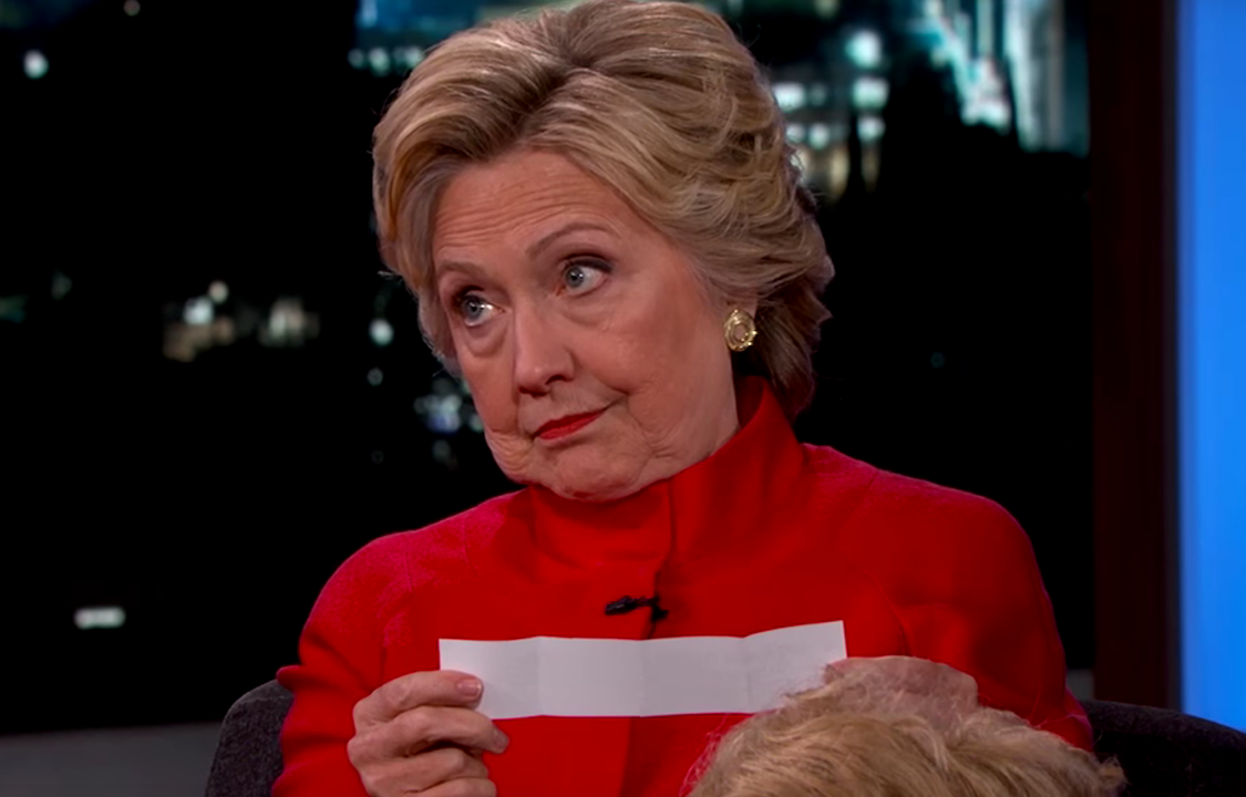 Hillary Clinton tenta ler frases ditas por Donald Trump no programa de talk show de Jimmy Kimmel