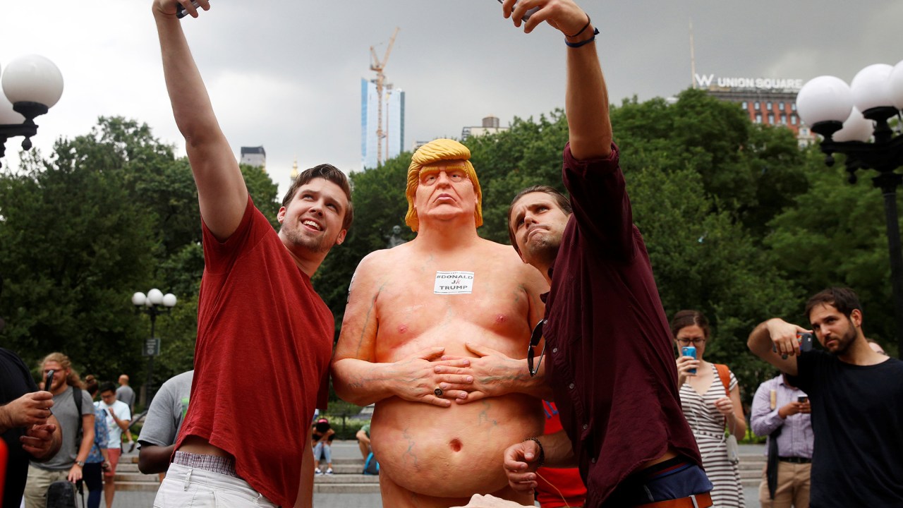 Opositores criam estátua do candidato republicano à presidência dos Estados Unidos, Donald Trump