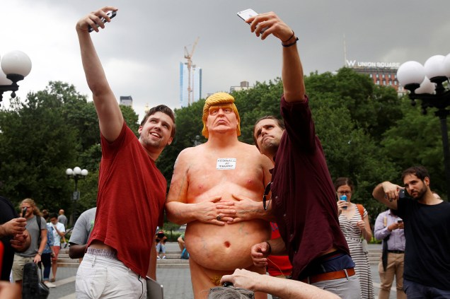 Opositores criam estátua do candidato republicano à presidência dos Estados Unidos, Donald Trump