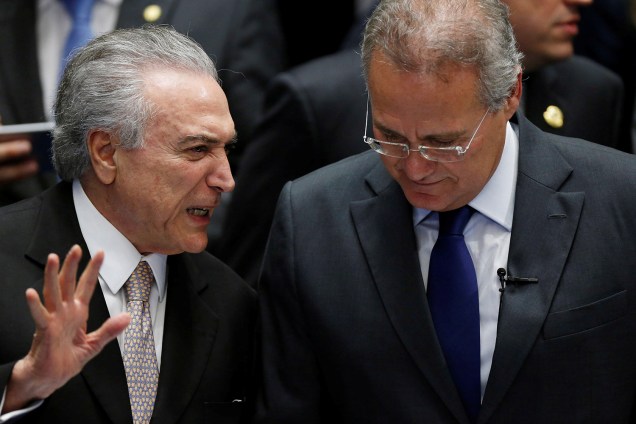 Novo Presidente da República, Michel Temer, conversa com presidente do Senado, Renan Calheiros, durante cerimônia de posse em Brasília