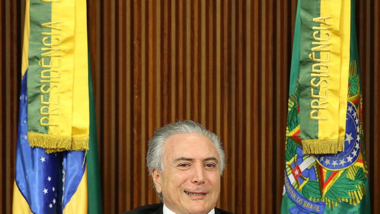 Michel Temer assume a presidência da República após votação do Senado decidir pela destituição de Dilma Rousseff