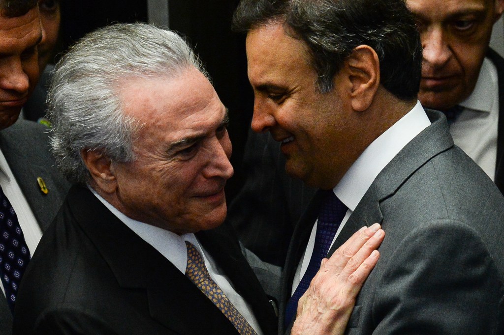 Presidente da República Michel Temer cumprimenta senador Aécio Neves após cerimônia de posse em Brasília