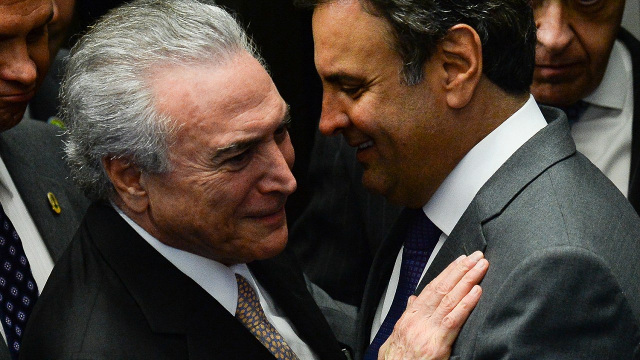 Presidente da República Michel Temer cumprimenta senador Aécio Neves após cerimônia de posse em Brasília