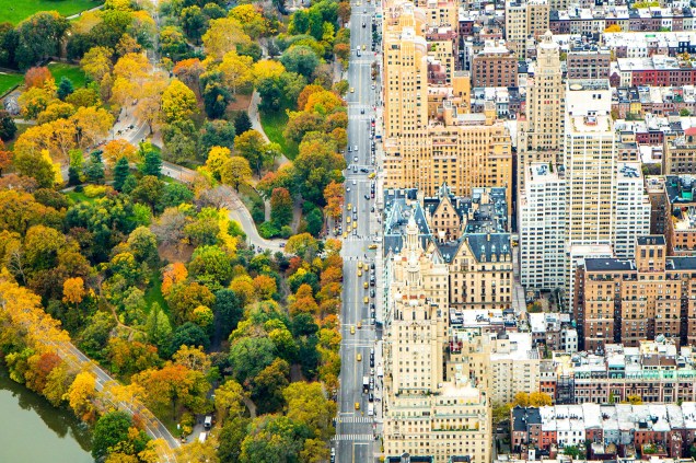 Foto aérea mostra a avenida que divide o Central Park e o resto da cidade de Manhattan