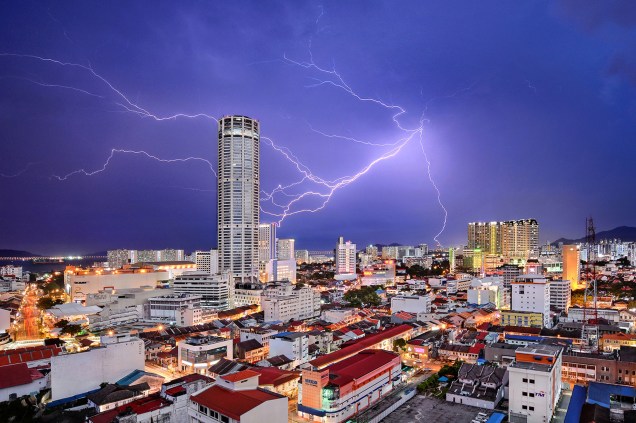 Fotógrafo registra tempestade de raios que atingiu a icônica torre Komtar, símbolo da cidade de Gorge Town, em Penang, na Malásia