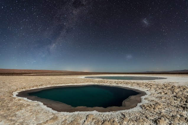 Fotografia registra os lagos de Baltinache, também apelidados de "lagos escondidos". É um conjunto de sete lagos localizados na Cordilheira do Sal, perto de San Pedro de Atacama, no Chile
