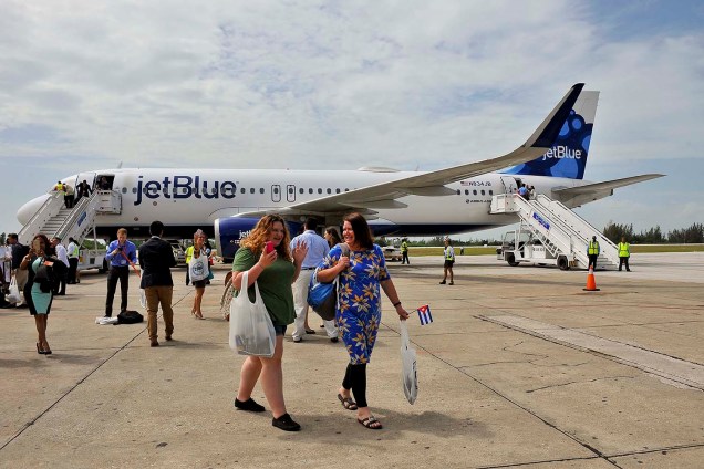Passageiros desembarcam no Aeroporto Internacional de Cuba, vindos dos Estados Unidos, no primeiro voo comercial feito em mais de 50 anos, na cidade de Santa Clara - 31/08/2016