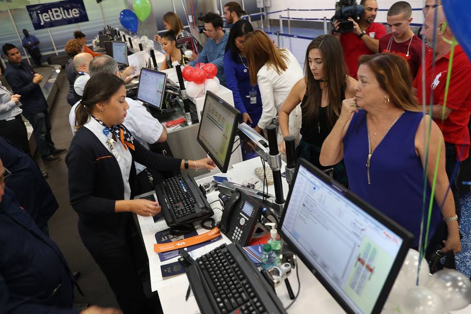 Passageiros fazem check-in em Fort Lauderlade, na Flórida, para embarcar no primeiro voo com destino a Cuba feito em mais de 50 anos - 31/08/2016