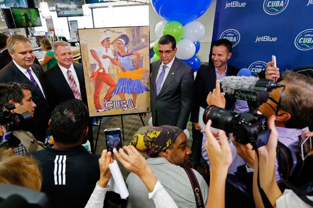 CEO da companhia aérea JetBlue, Robin Hayes (esq.) e Embaixador cubano dos Estados Unidos, Jose Ramon cabanas, posam ao lado de ilustração comemorativa em homenagem ao primeiro voo partindo do Aeroporto Internacional de Fort Lauderdale, na Flórida, para Cuba, em mais de 50 anos - 31/08/2016