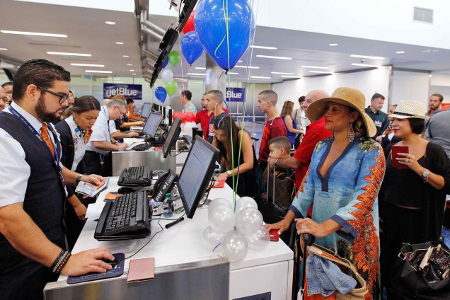Passageiros fazem check-in antes de embarcar em voo com destino a Cuba, o primeiro voo a completar esta rota em 50 anos - 31/08/2016