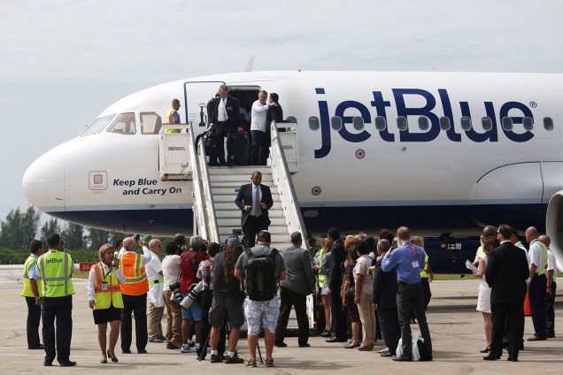 Secretário de Transporte americano, Anthony Foxx, desembarca junto com outros passageiros no Aeroporto Internacional Abel Santamaria, na cidade de Santa Clara, em Cuba - 31/08/2016