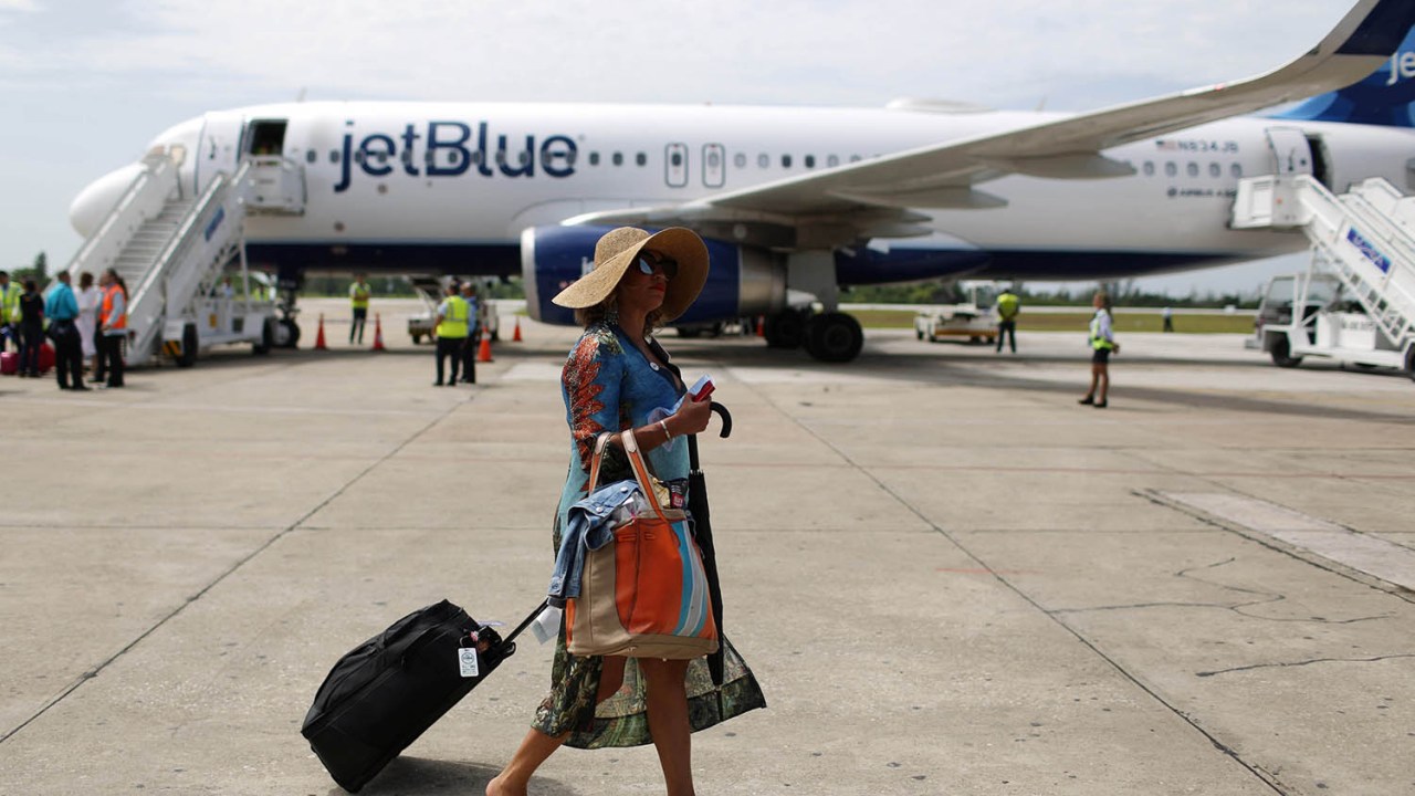 Passageira americana desembarca no Aeroporto Internacional Abel Santamaria, na cidade de Santa Clara, em Cuba