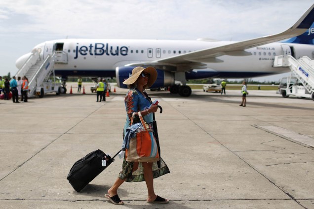 Passageira americana desembarca no Aeroporto Internacional Abel Santamaria, na cidade de Santa Clara, em Cuba - 31/08/2016