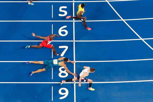 O brasileiro Joao Vitor De Oliveira cai na linha de chegada da prova de 100m com barreiras, no Estádio Olímpico - 15/08/2016