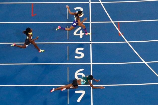 A atleta de Bahamas, Shaunae Miller, se joga próxima da linha de chegada da prova dos 400m rasos feminino - 15/08/2016