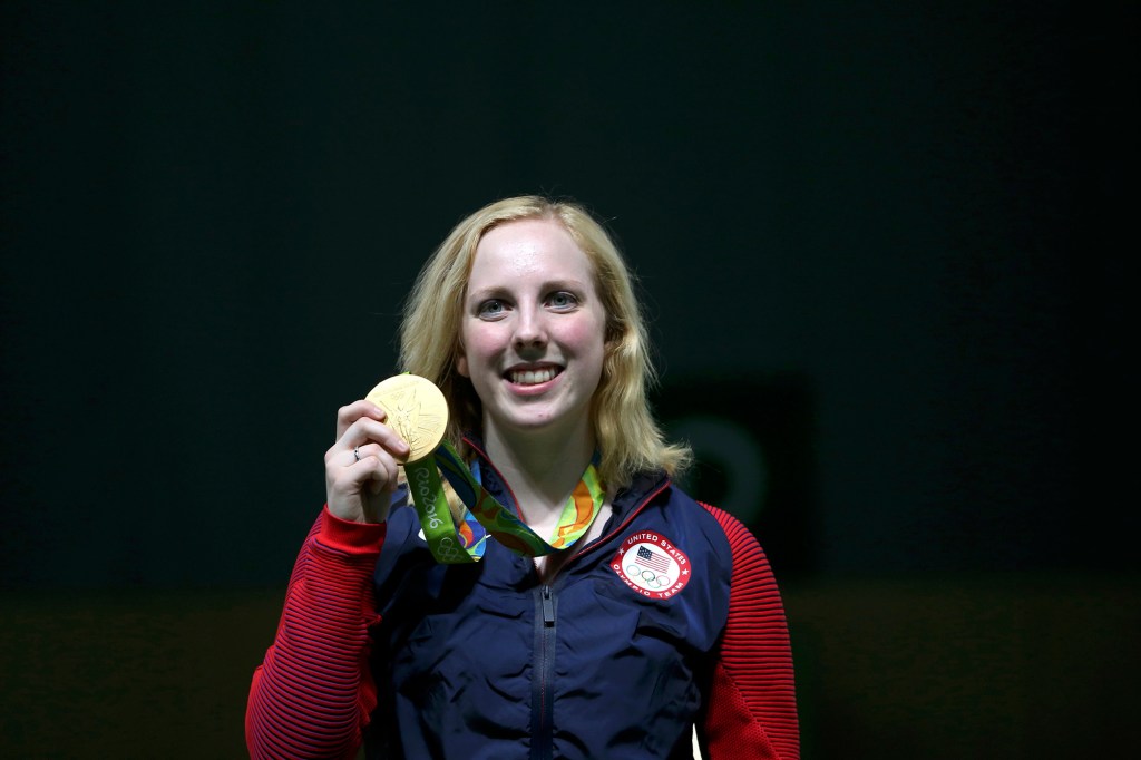 Americana Virginia Thrasher posa com sua medalha de ouro da modalidade de tiro com arco e flecha, nos Jogos Olímpicos Rio 2016