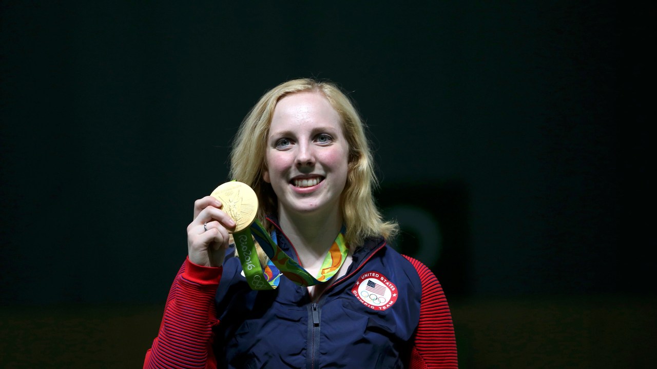 Americana Virginia Thrasher posa com sua medalha de ouro da modalidade de tiro com arco e flecha, nos Jogos Olímpicos Rio 2016