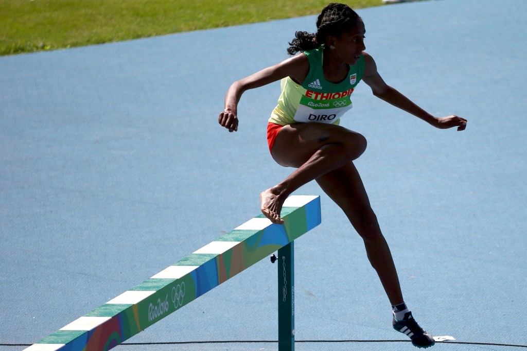Etíope Etenesh Diro perde a sapatilha durante prova de atletismo, na Rio-2016
