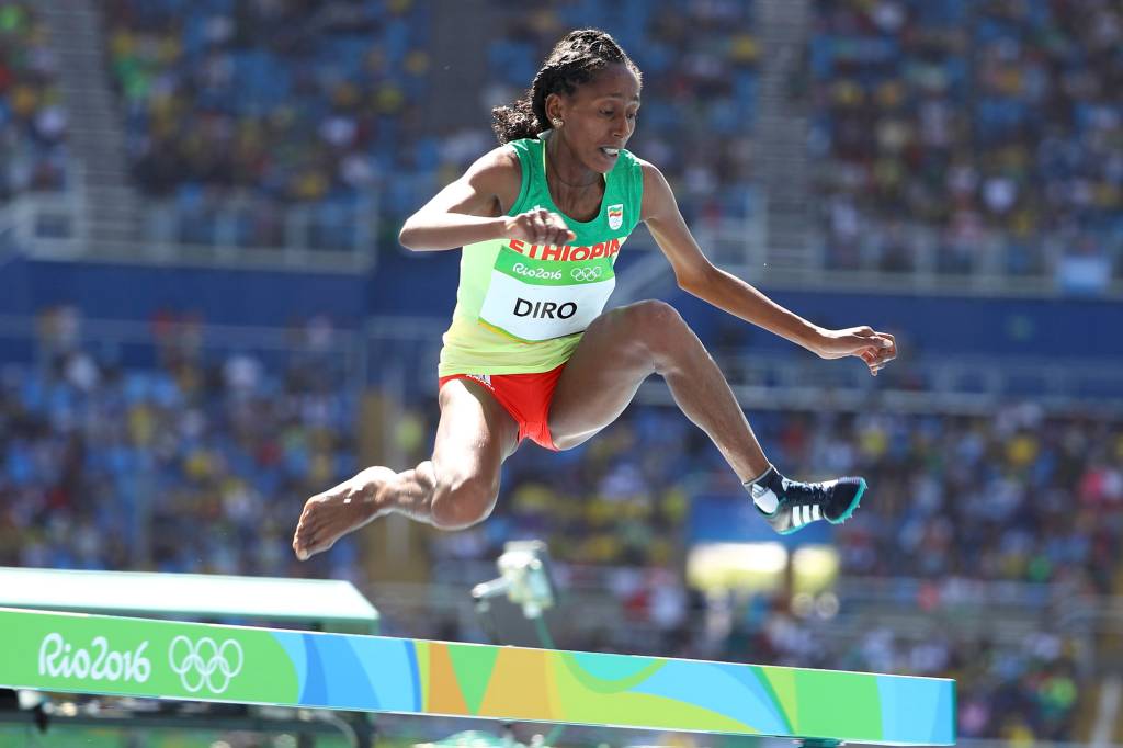 Atleta Etíope, Etenesh Diro, conclui a prova de 3000m com obstáculos sem a sapatilha do pé direito