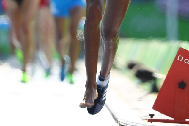 Etenesh Diro correndo sem sapatilha na prova de 3000m com obstáculos - 13/08/2016