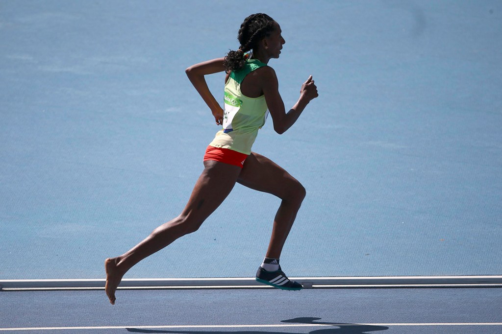 Atleta etíope, Etenesh Diro, corre prova de 3000m com obstáculos sem a sapatilha no pé direito