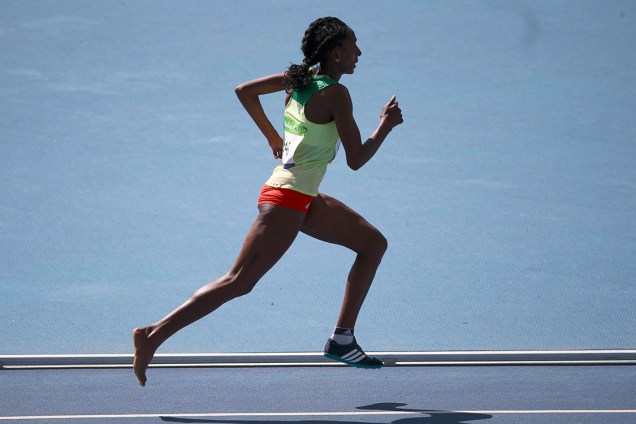 Atleta etíope, Etenesh Diro, corre prova de 3000m com obstáculos sem a sapatilha no pé direito - 13/08/2016