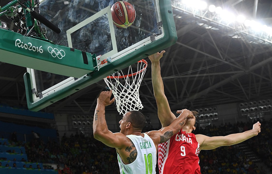 Alex Garcia, da seleção brasileira de basquete, tenta recuperar a bola arremessada por Dario Saric, da Croácia