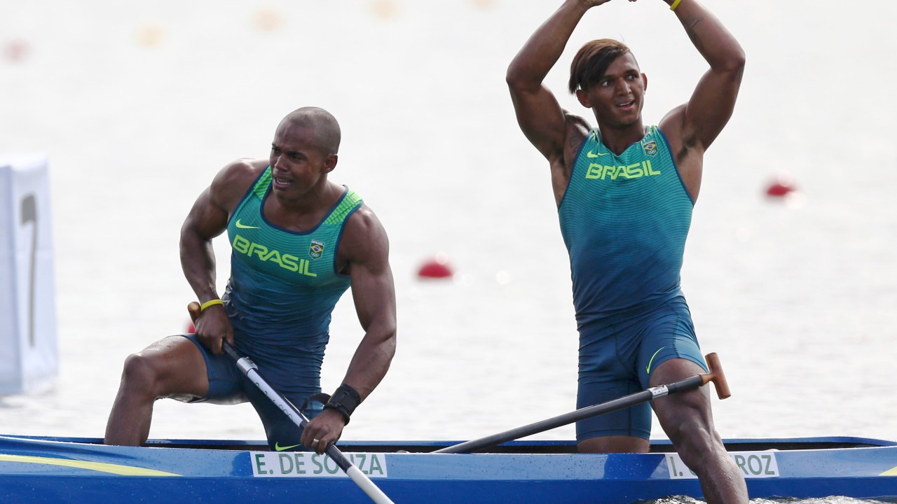 Dupla Isaquias Queiroz e Erlon de Souza comemoram medalha de prata na prova de 2000m na canoagem de duplas