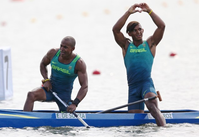 Dupla Isaquias Queiroz e Erlon de Souza comemoram medalha de prata na prova de 2000m na canoagem de duplas