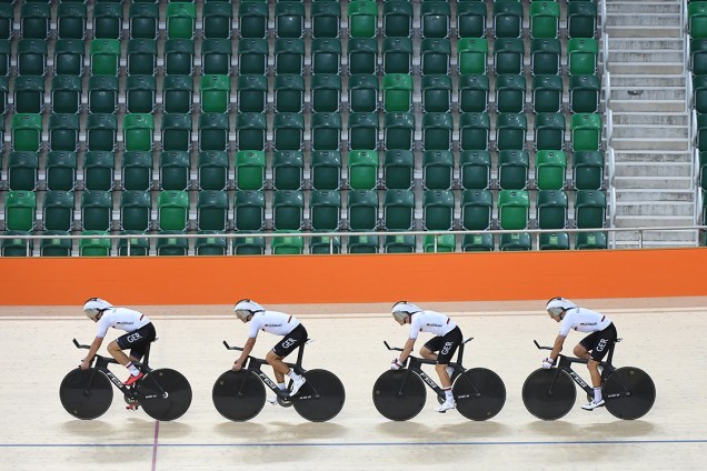Time alemão de ciclistas treinam no Velódromo Olímpico, no Rio de Janeiro
