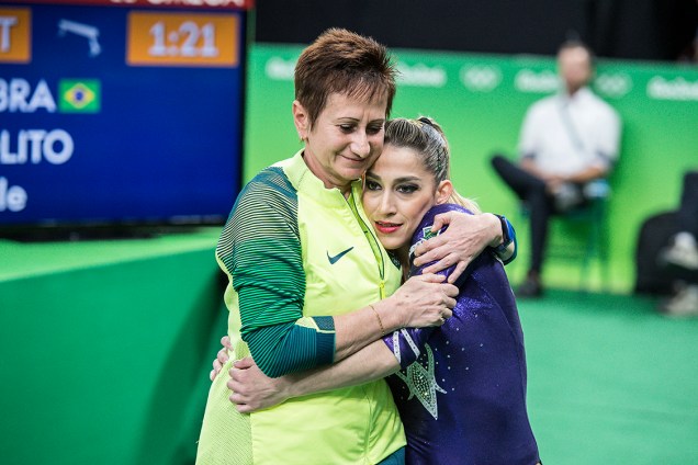 Daniele Hypolito abraça treinadora após apresentação de ginástica na Arena Olímpica da Barra, Rio de Janeiro