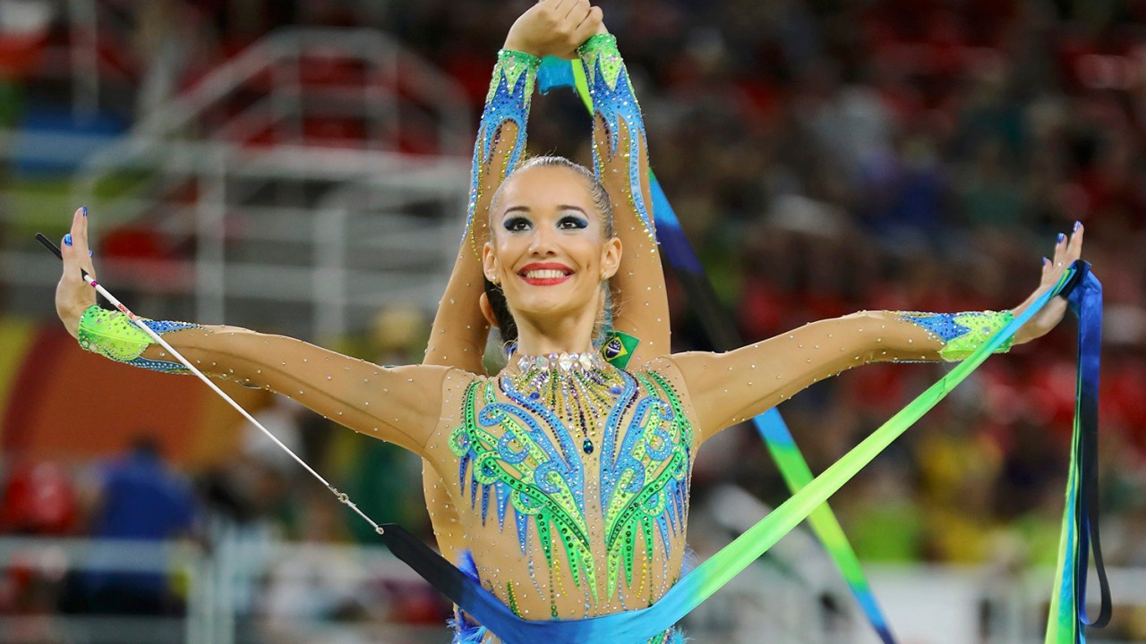 Atletas brasileiras da ginástica rítmica se apresentam em grupo com fita, mas não se classificam e se despedem da Olimpíada