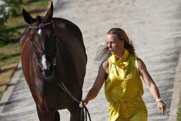 Sueca Sara Algotsson Ostholt leva seu cavalo para ser inspecionado antes das provas olímpicas no Rio de Janeiro - 05/08/2016
