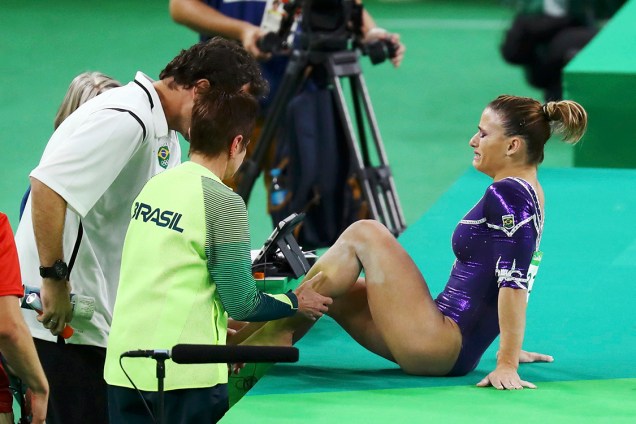 Ginasta Jade Barbosa recebe atenção do técnico e médico da seleção de ginástica artística após atleta se machucar na apresentação de solo - 11/08/2016