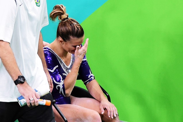 Jade Barbosa é levada para fora da arena olímpica na cadeira de rodas após se machucar durante apresentação de solo - 11/08/2016