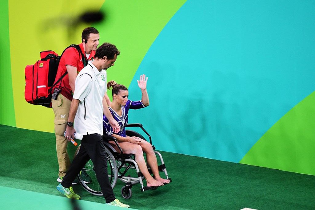 Jade Barbosa é levada para fora da arena olímpica na cadeira de rodas após se machucar durante apresentação de solo