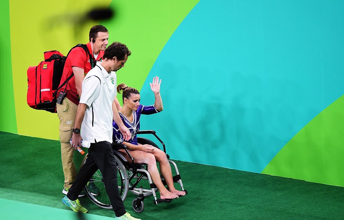 Jade Barbosa é levada para fora da arena olímpica na cadeira de rodas após se machucar durante apresentação de solo