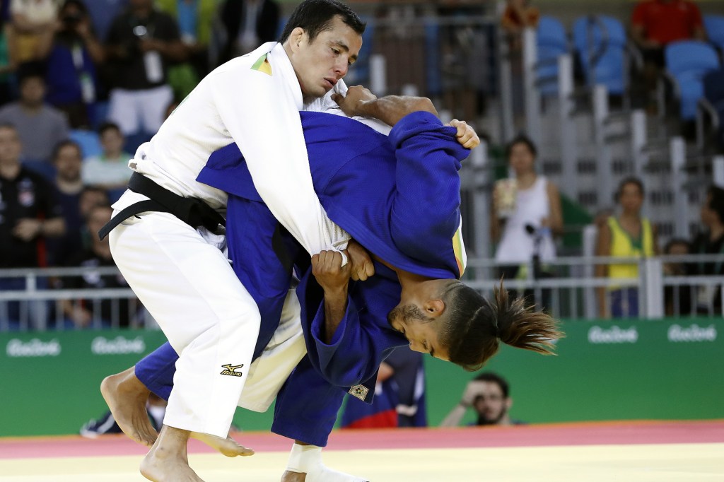 Felipe Kitadai luta contra o fracnês Walide Khyar (azul) durante Jogos Olímpicos Rio 2016