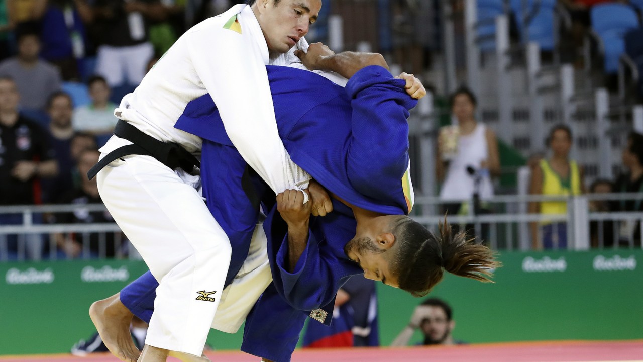 Felipe Kitadai luta contra o fracnês Walide Khyar (azul) durante Jogos Olímpicos Rio 2016