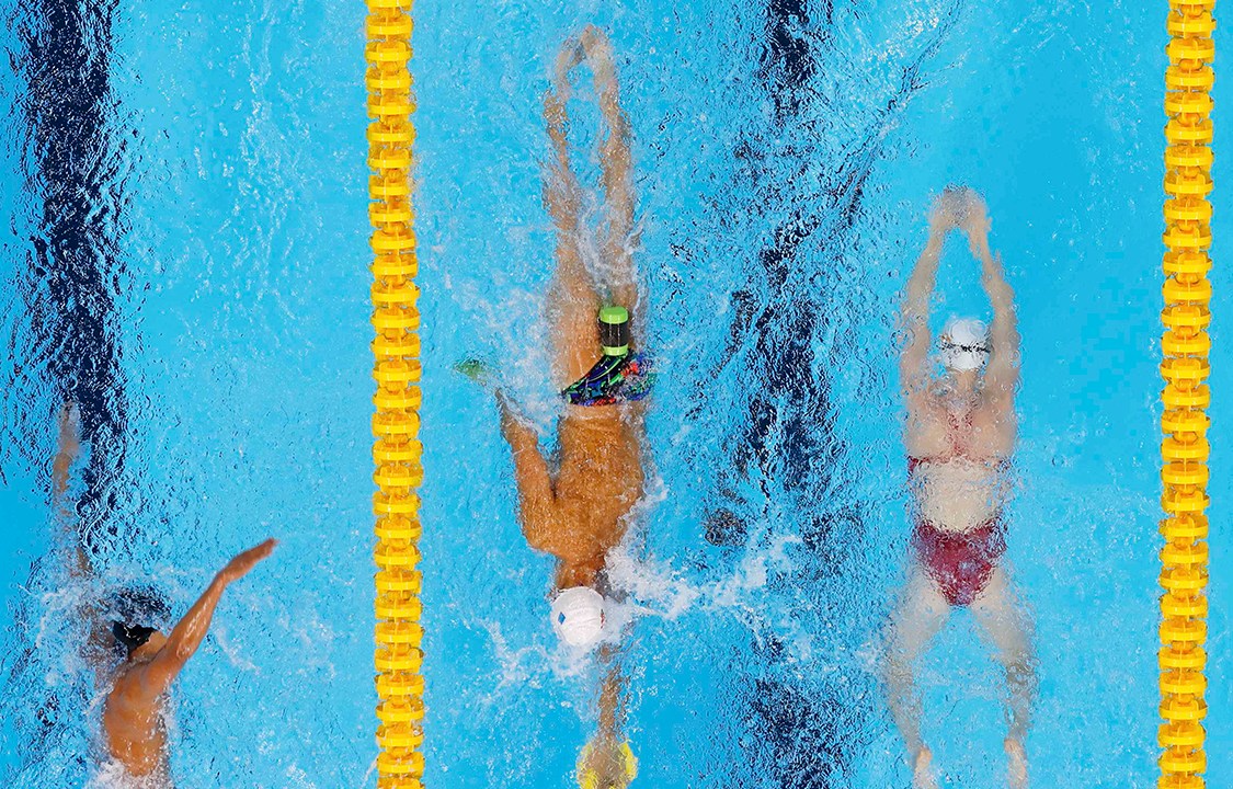 Equipe de natação treina no Parque Aquático Olímpico para os Jogos Olímpicos no Rio de Janeiro