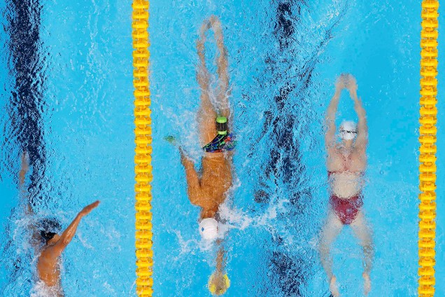 Equipe de natação treina no Parque Aquático Olímpico para os Jogos Olímpicos no Rio de Janeiro