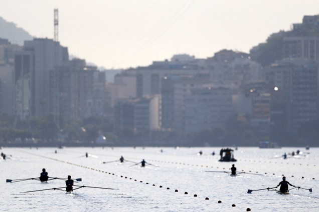 Remadores treinam nas raias olímpicas do Rio de Janeiro